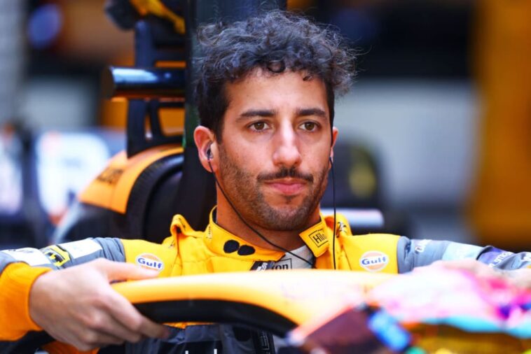 ABU DHABI, EMIRATOS ÁRABES UNIDOS - 19 DE NOVIEMBRE: Daniel Ricciardo de Australia y McLaren se prepara