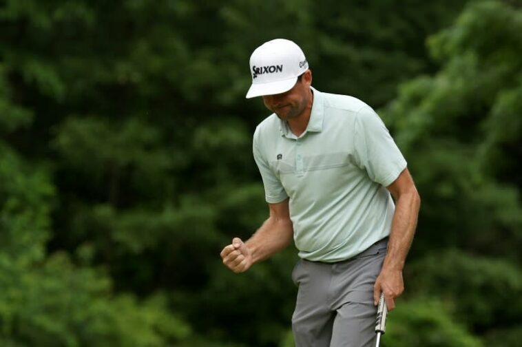 El estadounidense Keegan Bradley reacciona en el green 14 camino a la ventaja de 54 hoyos en el US PGA Tour Travelers Championship (Patrick Smith)