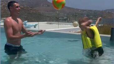 Phil Foden ha estado poniendo a prueba las habilidades de cabeceo de su hijo Ronnie en un video en Mykonos.