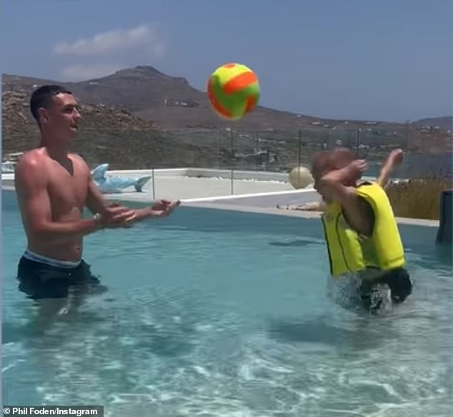 Phil Foden ha estado poniendo a prueba las habilidades de cabeceo de su hijo Ronnie en un video en Mykonos.