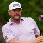 Michael Block observa su tiro desde el sexto tee durante la primera ronda del Charles Schwab Challenge el 25 de mayo.