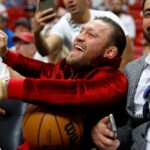 Conor McGregor noqueó a Burnie, la mascota de los Miami Heat, en la final de la NBA
