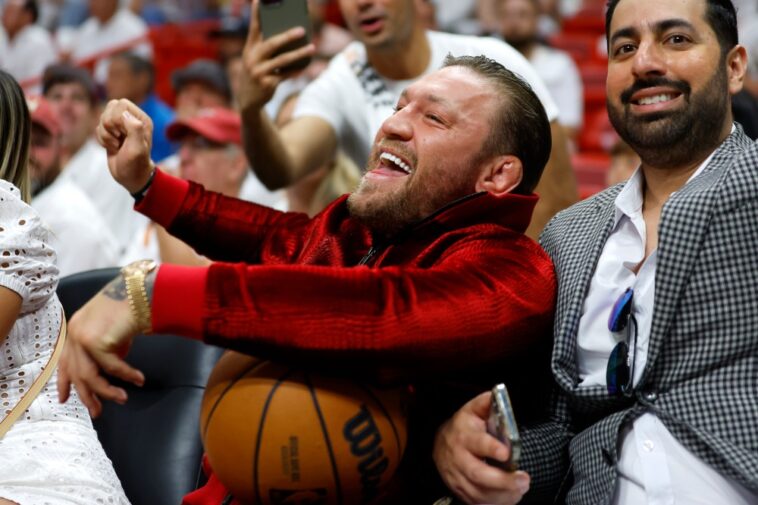 Conor McGregor noqueó a Burnie, la mascota de los Miami Heat, en la final de la NBA