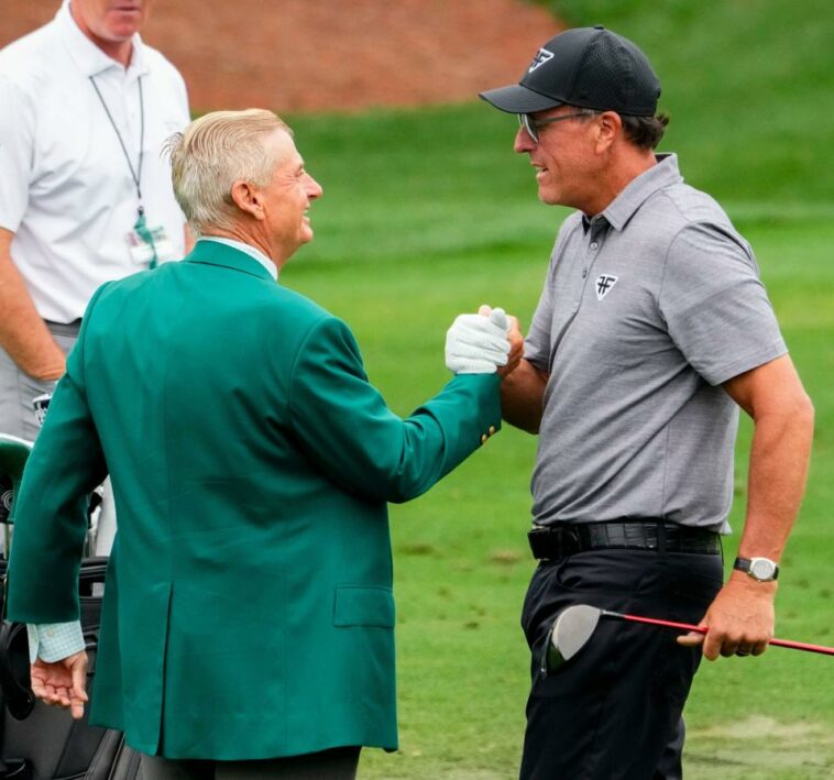 Phil Mickelson (derecha) saluda al miembro de Augusta National Jimmy Dunne (izquierda) durante una ronda de práctica para The Masters en abril.