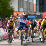 Critérium du Dauphiné: Julian Alaphilippe corre hacia la victoria en la etapa 2