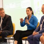 Jenny Chiu habla a la audiencia durante el panel de discusión en el 3 World Trade Center