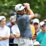 Keegan Bradley juega su tiro desde el primer tee durante la segunda ronda del torneo de golf Travelers Championship.  Crédito obligatorio: Vincent Carchietta-USA TODAY Sports