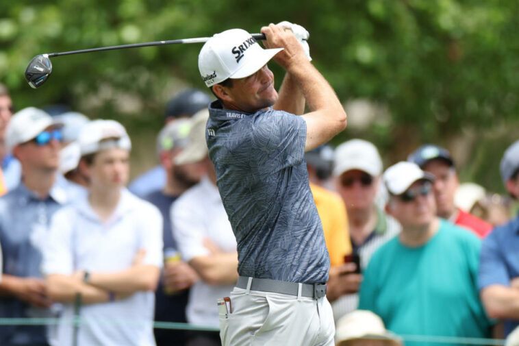 Keegan Bradley juega su tiro desde el primer tee durante la segunda ronda del torneo de golf Travelers Championship.  Crédito obligatorio: Vincent Carchietta-USA TODAY Sports