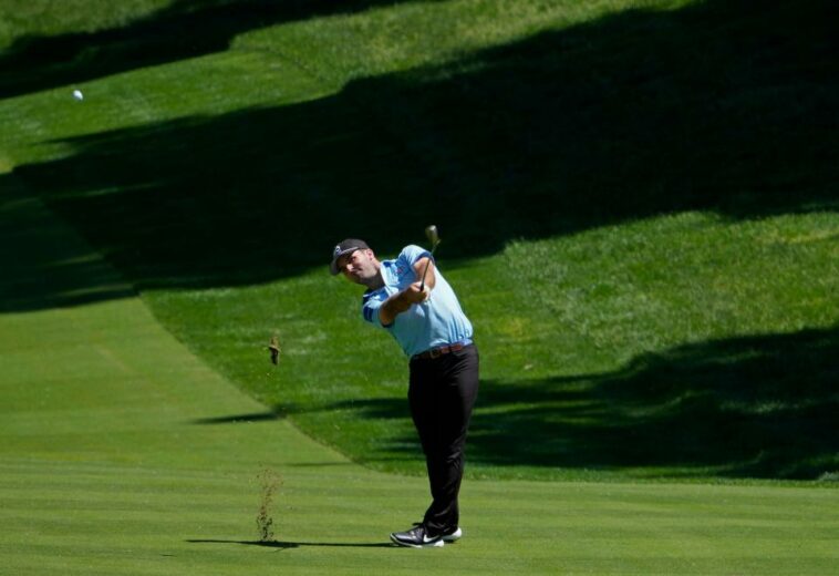 3 de junio de 2022;  Dublín, Ohio, Estados Unidos;  Denny McCarthy golpea desde la calle del hoyo 18 durante la segunda ronda del Torneo Conmemorativo celebrado en Muirfield Village Golf Club en Dublin, Ohio, el viernes 3 de junio de 2022. Crédito obligatorio: Barbara J. Perenic/Columbus Dispatch