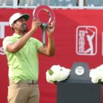 Tony Finau celebra ganar el Rocket Mortgage Classic en el Detroit Golf Club el domingo 31 de julio de 2022.