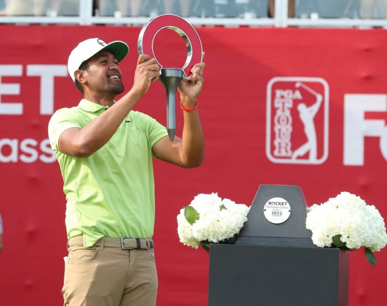 Tony Finau celebra ganar el Rocket Mortgage Classic en el Detroit Golf Club el domingo 31 de julio de 2022.