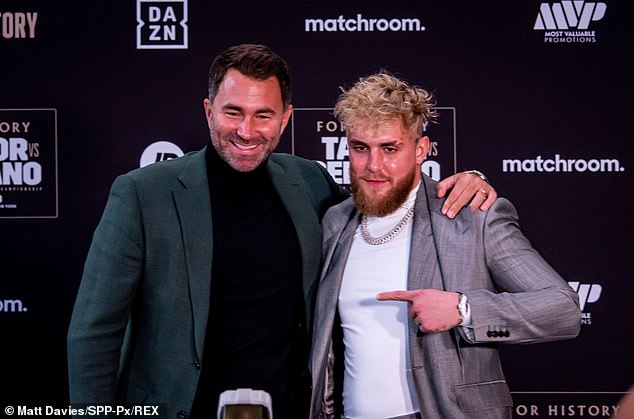 Eddie Hearn (izquierda) ha afirmado que Jake Paul vencerá a Nate Diaz en cuatro asaltos en agosto