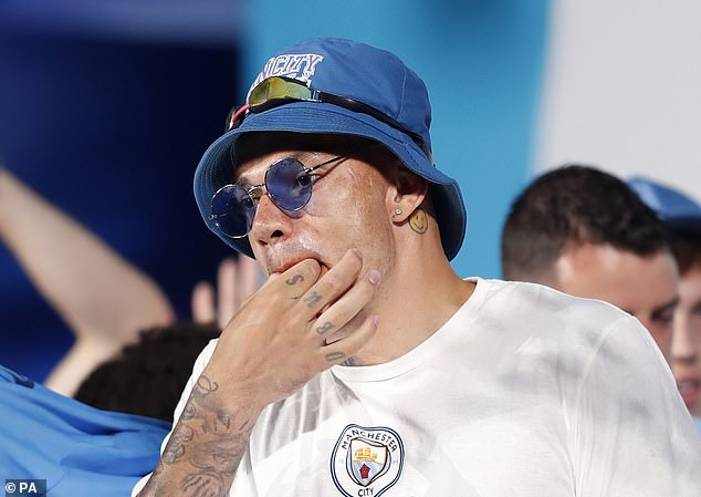 El portero del Manchester City, Ederson, casi le quita la cabeza a un colega durante el desfile.