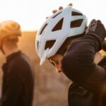 El casco Lazer Cerro KinetiCore amplía la tecnología de protección de la marca al gravel