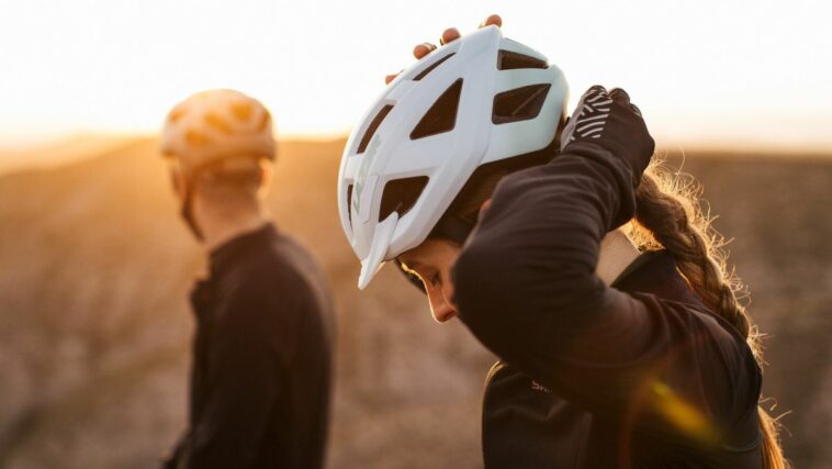 El casco Lazer Cerro KinetiCore amplía la tecnología de protección de la marca al gravel