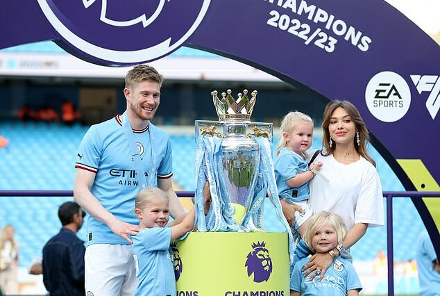 Kevin De Bruyne reveló que su hijo mayor Mason (izquierda) compartió el corte de pelo de Erling Haaland