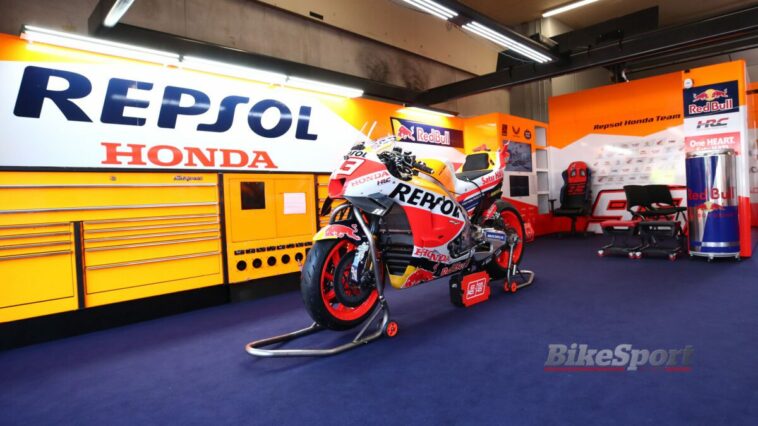 Repsol Honda, Marc Márquez, Moto, Honda RC213V, caja, garaje [credit - Gold & Goose]