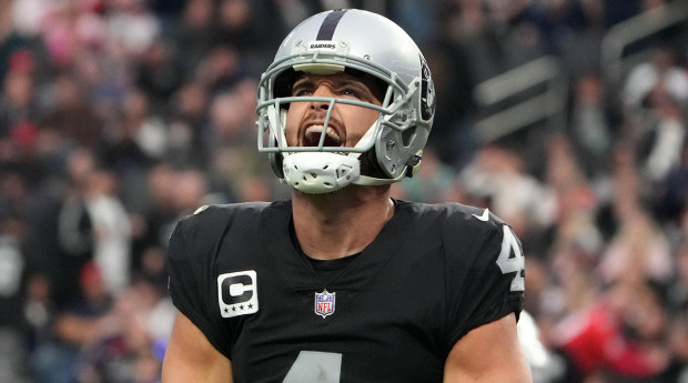 El mariscal de campo de los Saints, Derek Carr, recibe el máximo elogio al compararlo con el futuro miembro del Salón de la Fama