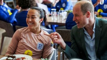 El Príncipe William se mostró encantado cuando conoció al equipo de fútbol femenino de Inglaterra en su campo de entrenamiento en Burton-upon-Trent hoy.
