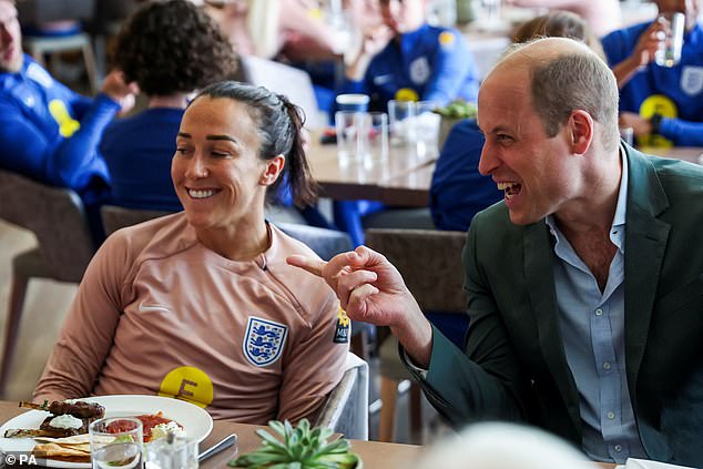 El Príncipe William se mostró encantado cuando conoció al equipo de fútbol femenino de Inglaterra en su campo de entrenamiento en Burton-upon-Trent hoy.