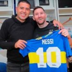 Riquelme y Messi, con la camiseta de Boca. Se volverán a ver en la Bombonera en la despedida de JR.
