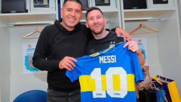 Riquelme y Messi, con la camiseta de Boca. Se volverán a ver en la Bombonera en la despedida de JR.