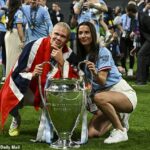 Erling Haaland celebra con su novia Isabel Johansen tras ganar la Champions League