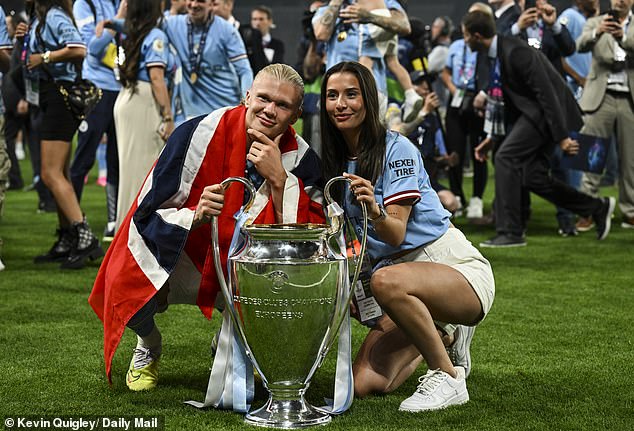 Erling Haaland celebra con su novia Isabel Johansen tras ganar la Champions League