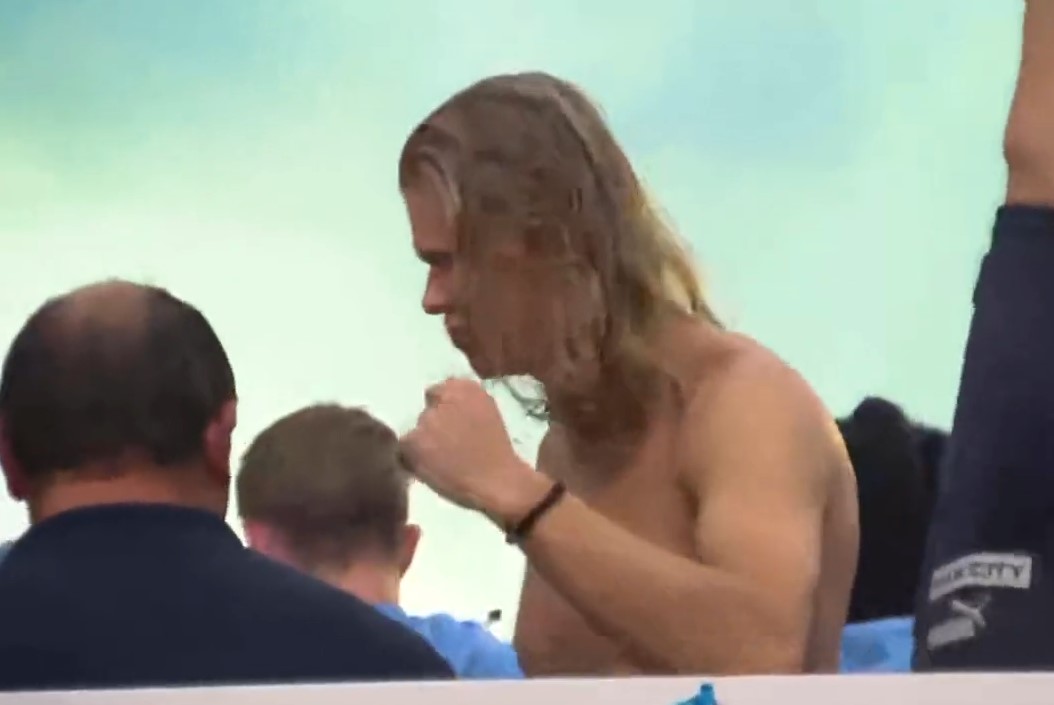 Erling Haaland bailó sin blusa y con el pelo suelto