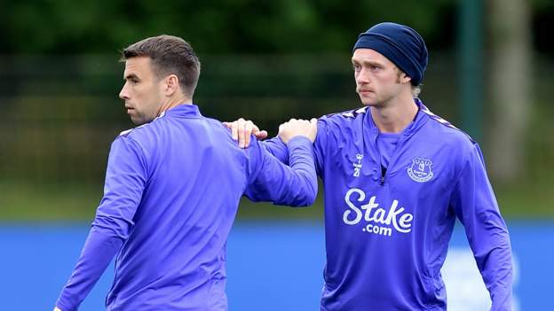 Everton ofrece nuevos acuerdos a Seamus Coleman y Tom Davies