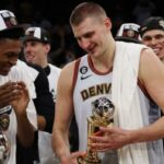 Nikola Jokic celebra con sus compañeros de equipo al recibir el trofeo de Jugador Más Valioso después de que los Denver Nuggets ganaran las Finales de la Conferencia Oeste de la NBA en 2023