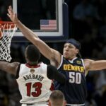 Aaron Gordon de los Denver Nuggets defiende a Bam Adebayo del Miami Heat