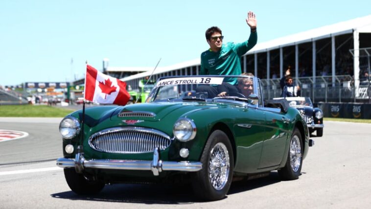 MONTREAL, QUEBEC - 19 DE JUNIO: Lance Stroll de Canadá y Aston Martin F1 Team saludan a la multitud en