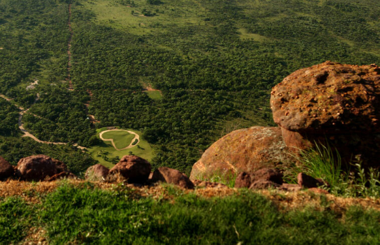 Contemplando el green lejano en Legend Golf & Safari en Sudáfrica.  (Imágenes falsas)