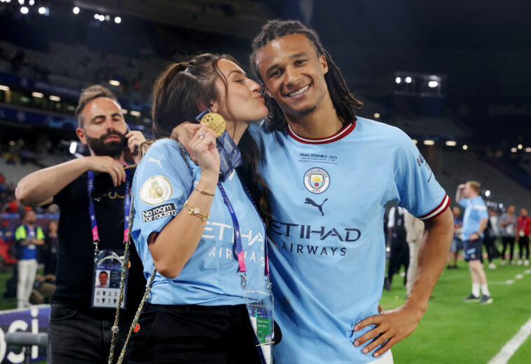 Nathan Ake no podía verse más contento en esta instantánea con su esposa Kaylee Ramman