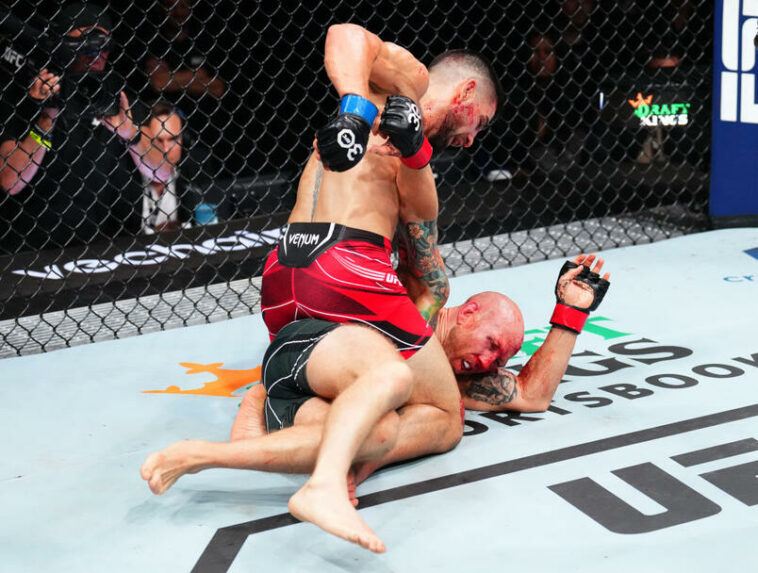 Ilia Topuria de Alemania golpea a Josh Emmett en su pelea de peso pluma durante el evento UFC Fight Night en el Vystar Veterans Memorial Arena el 24 de junio de 2023 en Jacksonville, Florida.  (Foto de Josh Hedges/Zuffa LLC)