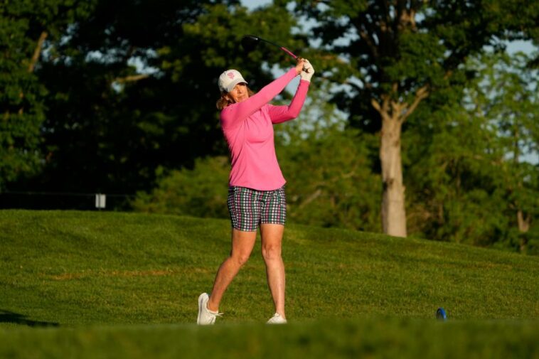 31 de mayo de 2023;  Dublín, Ohio, Estados Unidos;  El ex golfista de la LPGA, Juli Inkster, da el primer hoyo durante el Workday Golden Bear Pro Am en el Memorial Tournament en Muirlfield Village Golf Club.