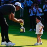 Keegan Bradley celebra ganar el torneo de golf Travelers Championship con su hijo en TPC River Highlands, el domingo 25 de junio de 2023, en Cromwell, Conn.