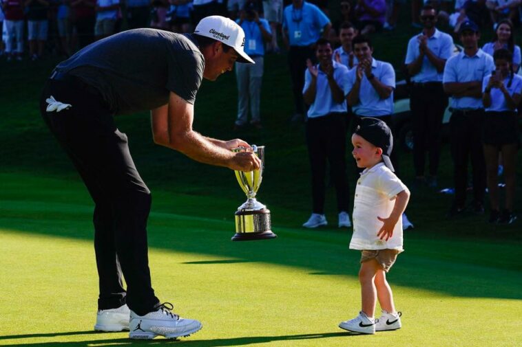 Keegan Bradley celebra ganar el torneo de golf Travelers Championship con su hijo en TPC River Highlands, el domingo 25 de junio de 2023, en Cromwell, Conn.
