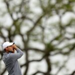 El número uno del mundo, Scottie Scheffler, juega un tiro en el hoyo 14 durante una ronda de práctica antes del 123.º US Open en Los Ángeles Country Club (Andrew Redington)