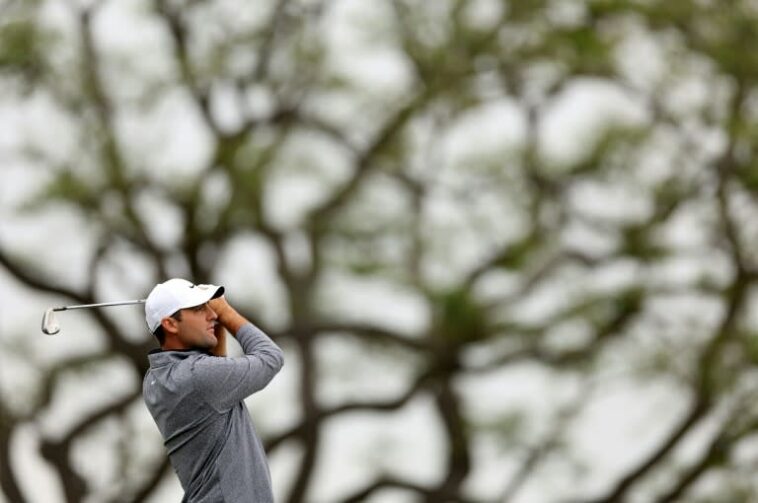 El número uno del mundo, Scottie Scheffler, juega un tiro en el hoyo 14 durante una ronda de práctica antes del 123.º US Open en Los Ángeles Country Club (Andrew Redington)