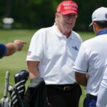 El expresidente Donald Trump habla con el golfista profesional Patrick Reed en el campo de prácticas antes de la segunda ronda del evento LIV Golf en mayo en el Trump National Golf Club en Virginia.