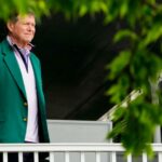 Tom Watson mira desde el balcón de la casa club durante la primera ronda del torneo de golf Masters 2023.