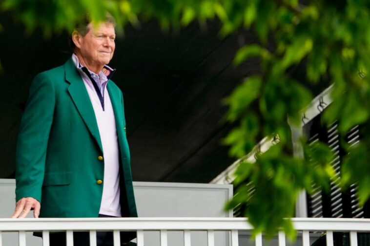 Tom Watson mira desde el balcón de la casa club durante la primera ronda del torneo de golf Masters 2023.