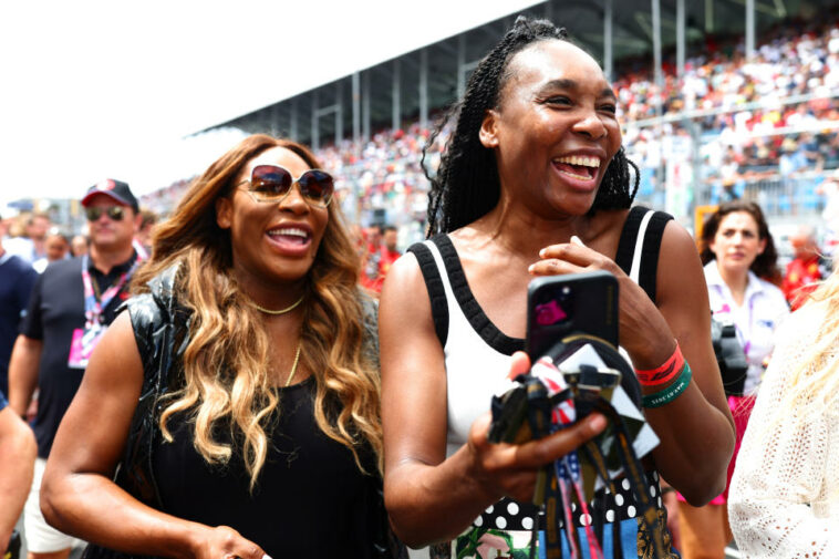 MIAMI, FLORIDA - 7 DE MAYO: Venus Williams y Serena Williams se ríen en la parrilla antes del Gran Premio de F1 de Miami en el Autódromo Internacional de Miami el 7 de mayo de 2023 en Miami, Florida.  (Foto de Dan Istitene - Fórmula 1/Fórmula 1 a través de Getty Images)