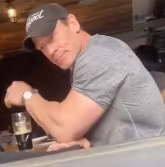 John Cena fue interrumpido por una fan mientras almorzaba con amigos