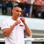 La cicatriz del ataque del perro que podría haber acabado con su carrera estaba allí para que todos la vieran en el codo derecho del boxeador (en la foto) cuando hizo un entrenamiento abierto el jueves.