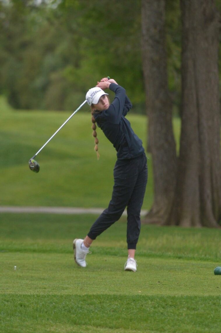 La golfista femenina de Fossil Ridge, Ellie Barry, lideró a todos los finalistas locales 5A, ubicándose octava durante el torneo estatal de dos días en Black Bear Golf Club en Parker.