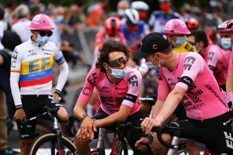 Las máscaras faciales y las prohibiciones de selfies vuelven para limitar el COVID-19 en el pelotón del Tour de Francia