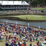 Los fanáticos llenan las áreas de asientos alrededor del No. 17, el famoso Island Green, en el Stadium Course en TPC Sawgrass durante el torneo de golf The Players Championship 2018.